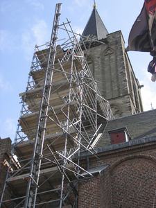 872013 Afbeelding van een steigerconstructie aan de zuidzijde van de Jacobikerk in de Waterstraat in Wijk C te Utrecht. ...